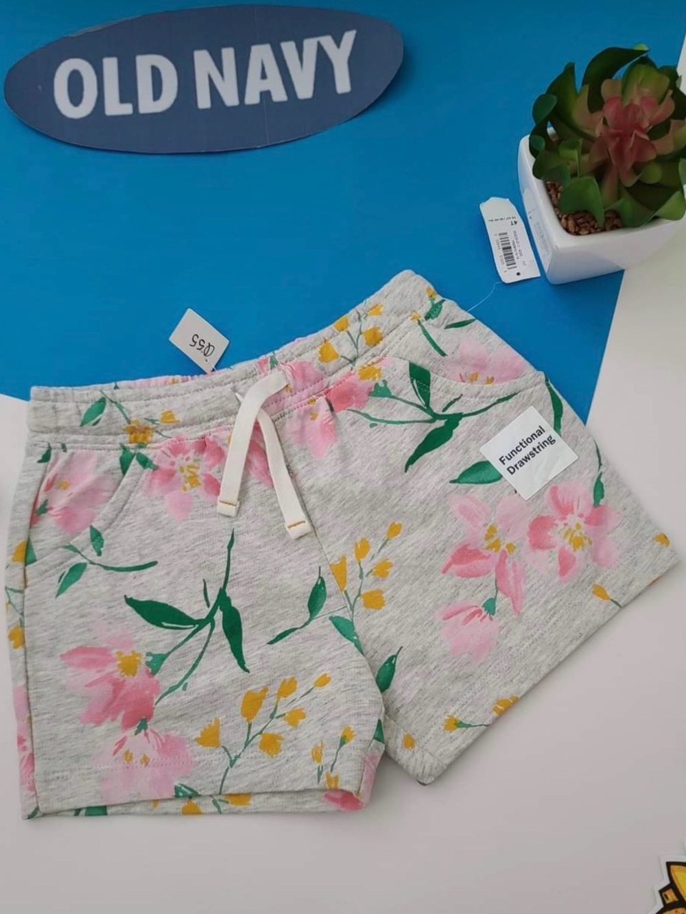 Pre-owned Old Navy Toddler Girls Gray w/pink & yellow Floral Knit Shorts/Size 2T